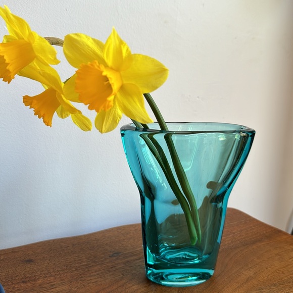 Heavy handblown MCM glass vase. Blue/teal color. - Picture 7 of 7